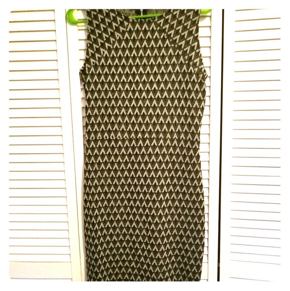 Classy and shiny sleeveles party dress
